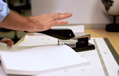 Vista 5 de Better Office Products Engrapadora comercial resistente con 2,000 grapas, acero pulido negro, alta capacidad de 100 hojas, palanca ergonómica