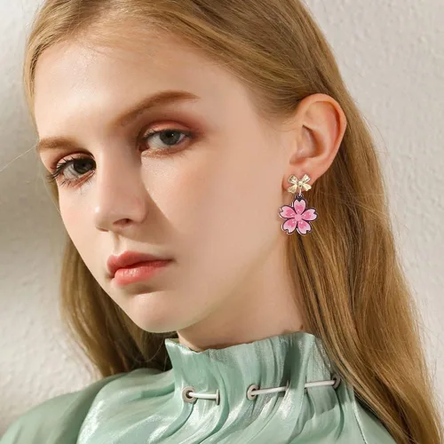 Vista 5 de Aretes colgantes ligeros con nudo de lazo rosa con flor de Sakura para mujeres, adolescentes y niñas, delicados aretes de mariposa chapados en oro