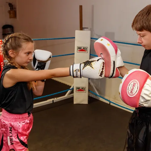 Vista 3 de Farai - Guantes de boxeo para niños, 6 onzas, guantes de entrenamiento de kickboxing, Muay Thai, los mejores guantes para entrenamiento en bolsa