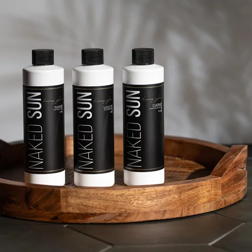 Vista 2 de Naked Sun Honey Glow Spray Tanning Solution Trio Bundle (3 artículos): Bronce Oscuro, Violeta y Rapid Express Aerógrafo Tan Mist