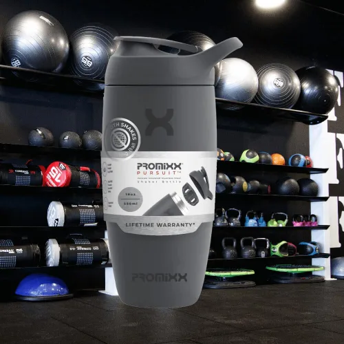 Vista 2 de Promixx Pursuit - Botella agitadora aislada de acero inoxidable y vaso agitador, 18 onzas, gris grafito