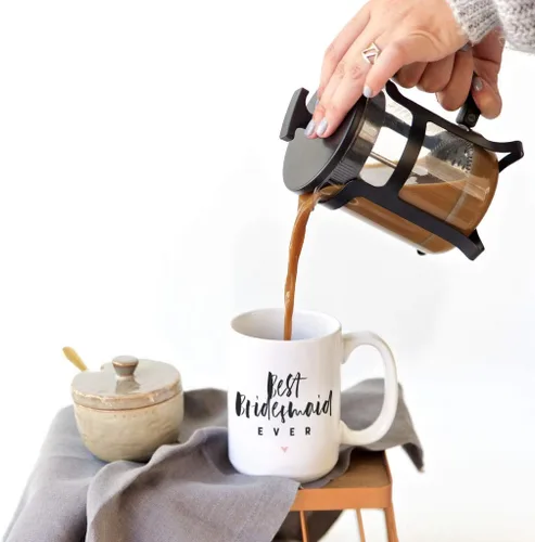 Vista 3 de The Cotton & Canvas Co. Taza de café de cerámica de la boda de la mejor dama de honor de la historia. Regalo de fiesta nupcial