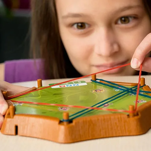Vista 2 de Think Fun Spiderweb: un juego de lógica para atrapar errores para mayores de 8 años