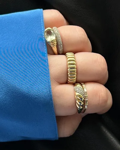 Vista 2 de Daisy Bloom Anillo chapado en oro de 18 quilates para mujer, anillo de cúpula de croissant y anillo de banda unisex grueso