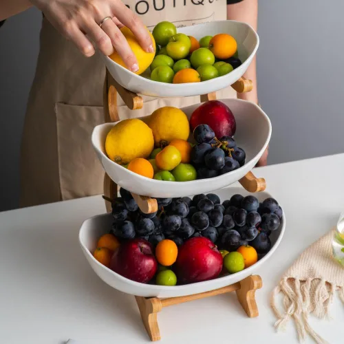 Vista 2 de YYW Cesta de frutas de cerámica de 3 niveles para almacenar frutas y verduras con soporte de frutas de porcelana de madera de bambú para encimera