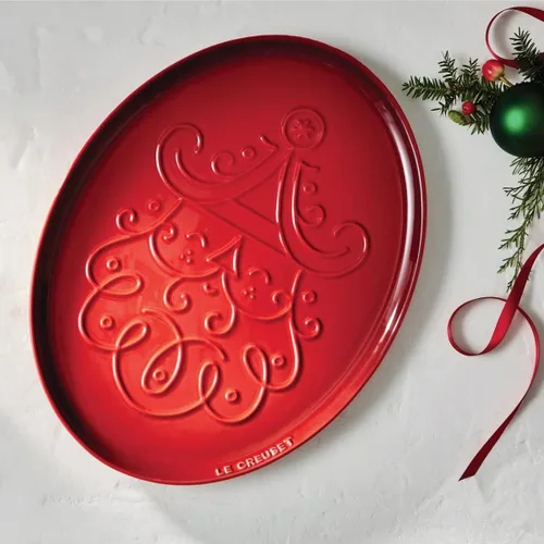 Vista 3 de Le Creuset Gres Colección Noel: Bandeja ovalada para galletas de Papá Noel, 14 onzas., Cerise w/Embossed Design