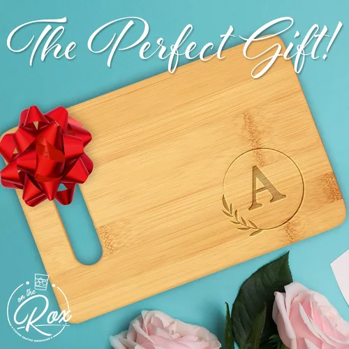 Vista 3 de On The Rox Tablas de cortar con monogramas, 9 x 12 pulgadas, tablero de bambú grabado personalizado de la A a la Z (A) – Tabla de cortar de madera