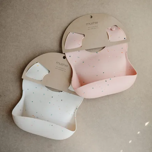 Vista 40 de Mushie - Babero de silicona para bebé, ajustable y resistente al agua (abejas) De 4 a 24 meses, lavable a máquina, correa ajustable