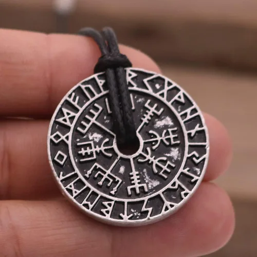 Vista 4 de COLORIDO BLING Nordic Coin Amulet Vegvísir Odin Triple Cuerno Triquetra Valknut Todo en Uno Collar con colgante de estaño, Peltre, No es una piedra
