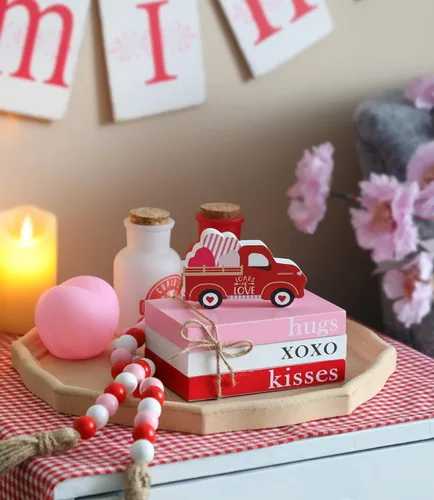 Vista 5 de Decoración de bandeja escalonada de San Valentín, mini pila de libros de madera con guirnalda de cuentas para decoración de San Valentín, Hug XOXO