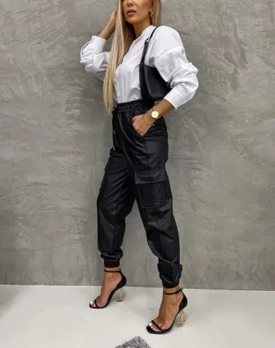 Vista 3 de chouyatou Pantalones deportivos casuales con bolsillos con solapa y cordón elástico en la cintura y pierna cónica de piel sintética para mujer