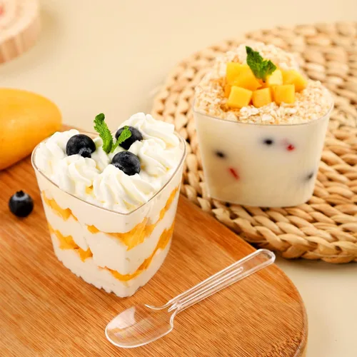 Vista 6 de Paquete de 100 mini vasos de plástico transparente con tapas, recipiente de yogur en forma de corazón de 5 onzas para fiestas, aperitivos