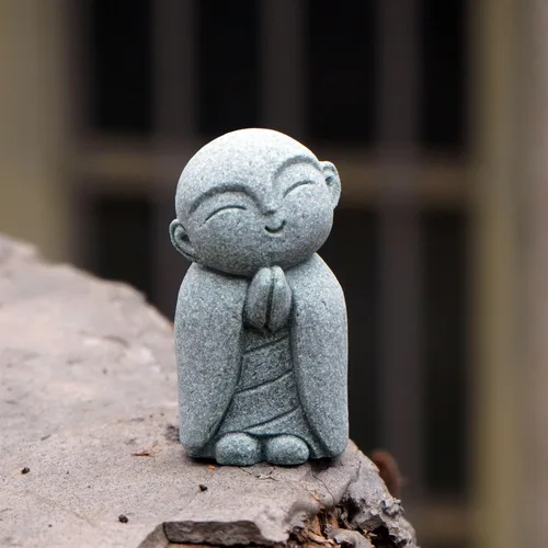 Vista 7 de OwMell Estatua de monje japonés de Jizo, figura de Buda Jizo, estatua conmemorativa del acuario, adorno de flores de hierro