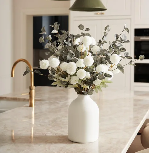 Vista 5 de Laelfe 10 flores artificiales Kiku + 5 ramas grandes de eucalipto, flores blancas falsas de seda para mamás con pompón (tallos de flores de bola)