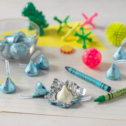 Vista 5 de HERSHEY'S KISSES - Crema con sabor a pastel de cumpleaños con chispas de caramelo, envueltas individualmente, paquete compartido de 10 onzas