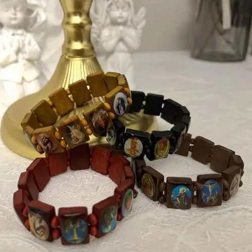 Vista 4 de Fnjuucw - 4 pulseras de madera de Jesús rosario, pulsera elástica de madera pequeña, con imágenes de santos religiosos Jesús, regalo para hombres