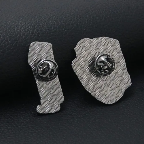 Vista 7 de Anime Chainsaw Pochita Brooch Pins - Makima Pochita Cosplay Enamel Pins - Metal Badge Jewelry Accessory for Backpack Clothes Caps