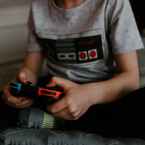 Vista 7 de Paquete de 3 agarres cómodos compatibles con Joy Con, kit de empuñaduras compatibles con interruptorcontrolador OLED con 4 tapas para el pulgar