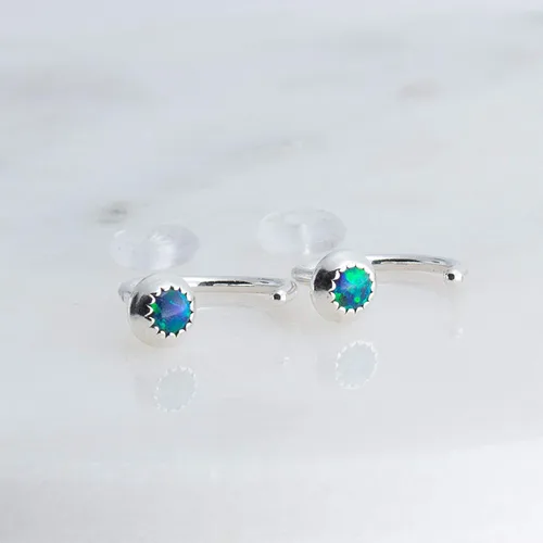 Vista 3 de Half Huggie - Aretes de aro de plata para mujer, aretes pequeños para cartílago, piedra natal, hipoalergénicos, con parte trasera de rosca