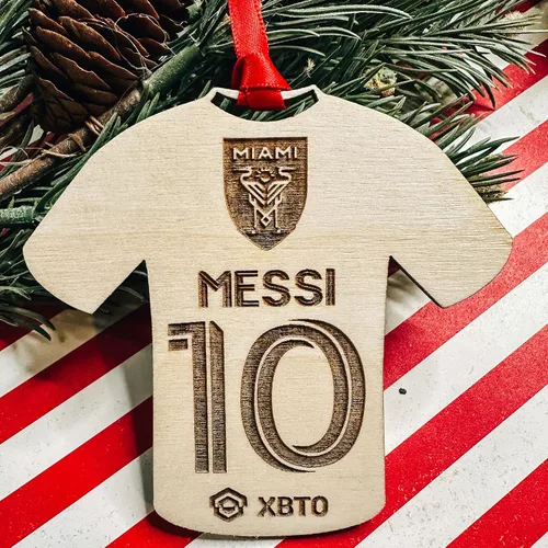 Vista 2 de Adorno de Navidad de fútbol de Miami, adorno de cabra, el mejor jugador de fútbol de todos los tiempos, adorno de Navidad de madera de abedul