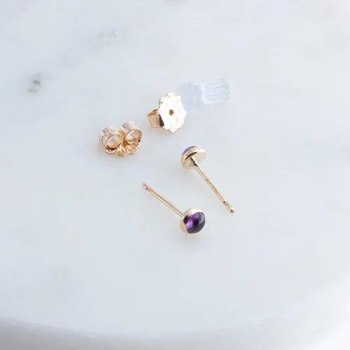 Vista 6 de Juego de aretes pequeños de oro con bisel, bola para cartílago, tragus, hélice, múltiples joyas hipoalergénicas de piedra natal para mujer
