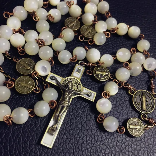 Vista 4 de elegantmedical Hecho a mano bonito Moonlight Madre de perlas perlas San Benito Rosario collar bronce Cruz regalo caja de regalo, No es una piedra