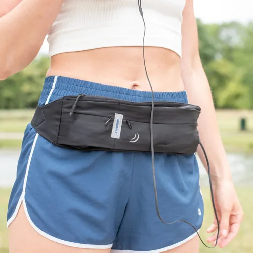 Vista 4 de Waterfly Riñonera Running Sport 3.0 Negra Unisex Licra 1L con Reflectantes y Salida Auriculares