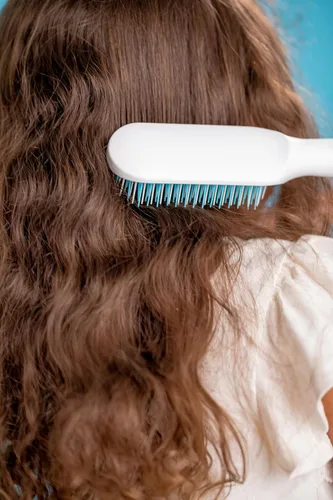 Vista 2 de Frida Baby Cepillo para desenredar el cabello fino o liso para niños Azul/Blanco
