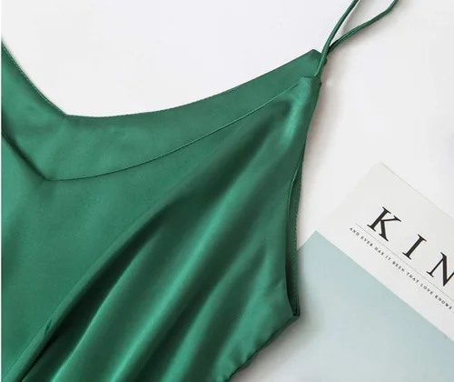 Vista 4 de Wantschun Camisola de satén de seda para mujer, camiseta sin mangas con tirantes delgados, camiseta sin mangas con cuello en V, tirantes delgados