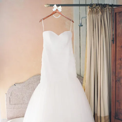 Vista 8 de Colgador de vestido de novia para novia, regalo de boda, percha de madera marrón con perlas y lazo para vestidos de novia, regalo de despedida