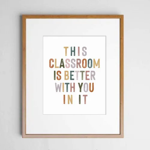 Vista 3 de Esta aula es mejor contigo en ella, decoración de pared motivacional positiva, letreros para profesores, bienvenida al aula, decoración bohemia