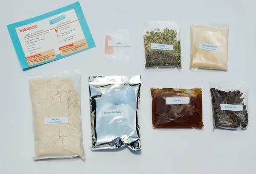 Vista 3 de bakebars Kit de barras de proteínas totalmente naturales, chispas de chocolate, incluye ingredientes pre-medidos, macro amigables para 10 barras