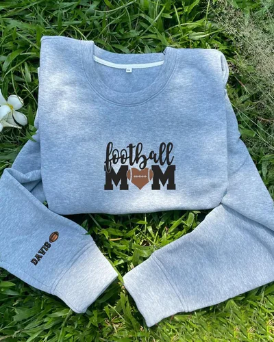 Vista 2 de IZI POD Sudadera bordada personalizada para mamá de fútbol, con nombre de fútbol personalizado en la manga, camiseta de jugador de fútbol, camiseta