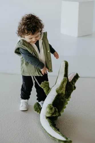 Vista 3 de The Petting Zoo Peluche de cocodrilo verde, regalos para niños, animales salvajes del zoológico Onez, juguete de peluche de cocodrilo de 34 pulgadas