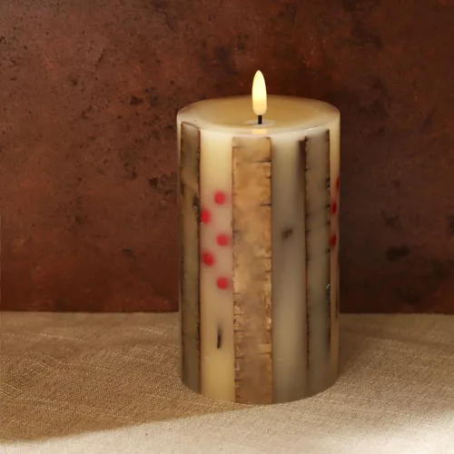 Vista 6 de Velas de abedul real sin llama incrustadas con bayas rojas, velas de Navidad sin llama con control remoto, velas tipo pilar que funcionan