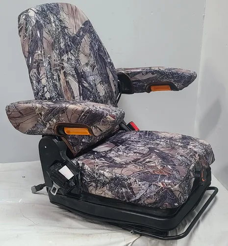 Vista 2 de Asientos de tractor DSC hechos para asientos de suspensión de tractor de lujo con bolsa de documentos y reposabrazos ajustable. camuflaje MC2G.