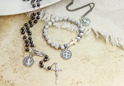 Vista 7 de Caritas et Fides Paquete a granel de 100 Medalla de San Benito Medalla redonda de plata oxidada de 34 pulgadas para collar, medallas para joyería