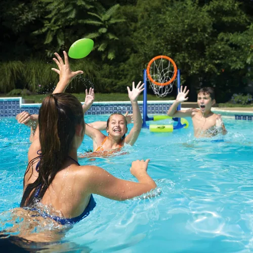 Vista 9 de NERF - Juego de aro de baloncesto flotante para piscina + red de fútbol – Baloncesto acuático + (2) pelotas de fútbol acuáticas incluidas – Aro