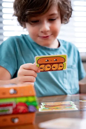 Vista 7 de Blue Orange Juego de cartas Games Burger ASAP! - Juego de cartas para familia o niños, juego de fiesta para 2 a 5 jugadores. Recomendado para edades