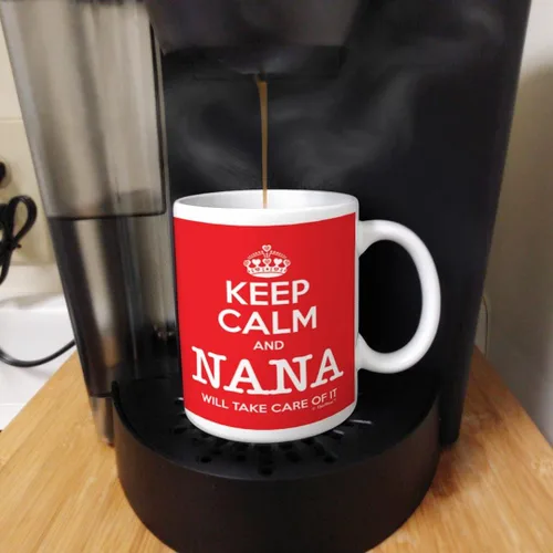 Vista 5 de Taza de té o café para regalo de cumpleaños con texto "Keep Calm and Nana Will Take Care of It", Rojo