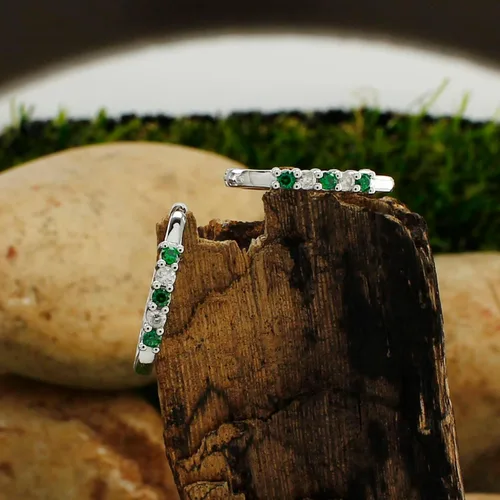 Vista 5 de Redondo Corte Simulado Esmeralda Verde con Natural arete de aro de diamantes en 14K oro macizo