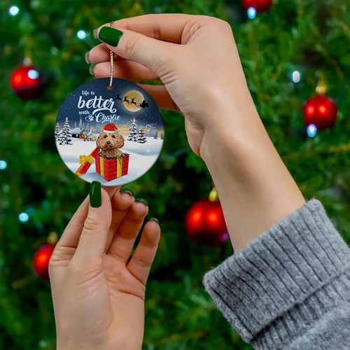 Vista 4 de Life is Better with Brown Red Cavapoo - Adornos de Navidad con nombre personalizado, círculo de cerámica blanca, regalos para dueños de cachorros