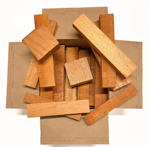Vista 2 de Exotic Wood Zone 's Scarp Wood Cut Offs Box de caoba Chatarra de madera para tallar rollos de madera corta Tablas de madera