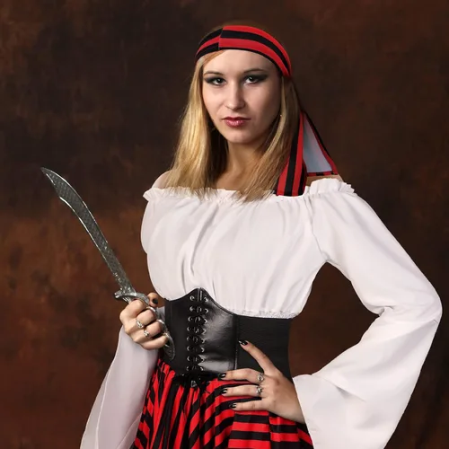 Vista 6 de Shihanee Disfraz de pirata para mujer, blusa renacentista, blusa con corsé, falda pirata, accesorios medievales para disfraz de Halloween