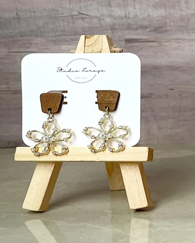 Vista 3 de Flowers & Pearls Dangle Earrings