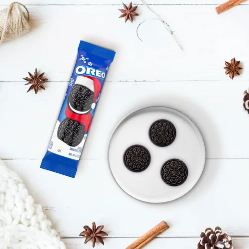 Vista 8 de OREO - Galletas de sándwich de chocolate, Galletas de navidad, 12 paquetes de relleno de calcetín de 4 oz