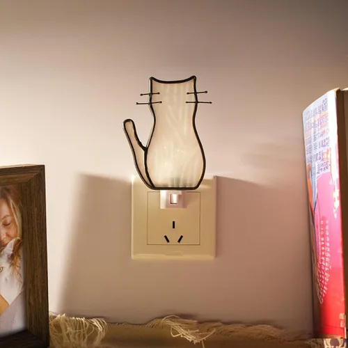 Vista 2 de BOXCASA Luz Nocturna de Gato Blanco, Lámpara de Vidrio Emplomado, Luz Nocturna Enchufable Amarilla Cálida para Sala de Estar, Dormitorio, Pasillo