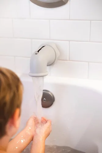 Vista 9 de Ubbi Cubierta protectora de boquilla de silicona para bañera, gris Protector de seguridad de silicona para grifo de seguridad para bebés y niños