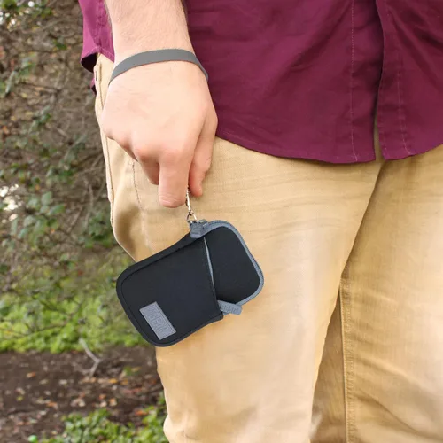 Vista 3 de USA Gear Funda pequeña para cámara digital con correa para la muñeca, presilla para cinturón - Funda pequeña y compacta para cámara compatible