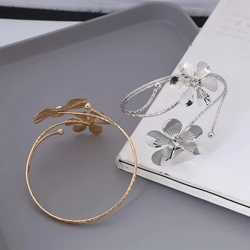 Vista 4 de Caiyao Boho Upper Arm Bracelet Cuff Bangle Gold Silver Flower Cuff Bracelets Mental Open Upper Arm Bangle Bracelet Adjustable Armband Jewelry for